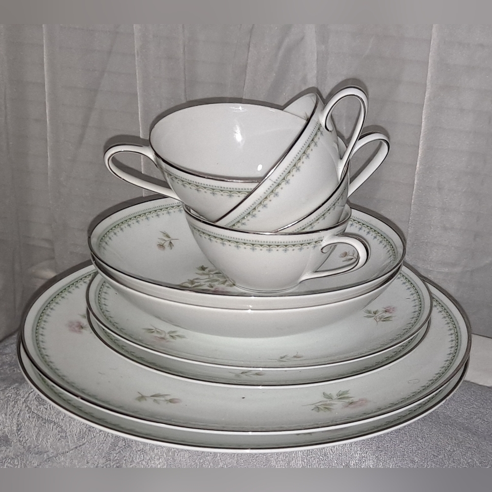 Noritake China 10 Piece Dinnerware in the Jardine #6208 Pattern made in Japan